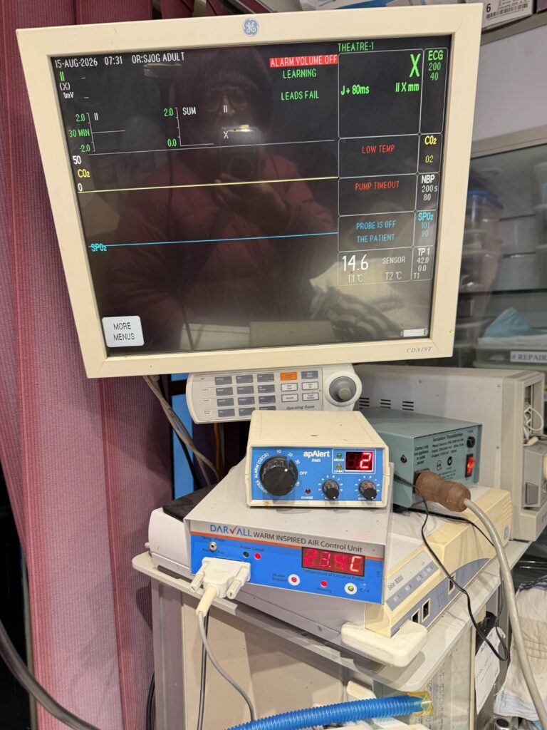 GE patient monitor, apAlert respiratory monitor and Darvall warm inspired air system used during anaesthesia at PETCAREVET-X.