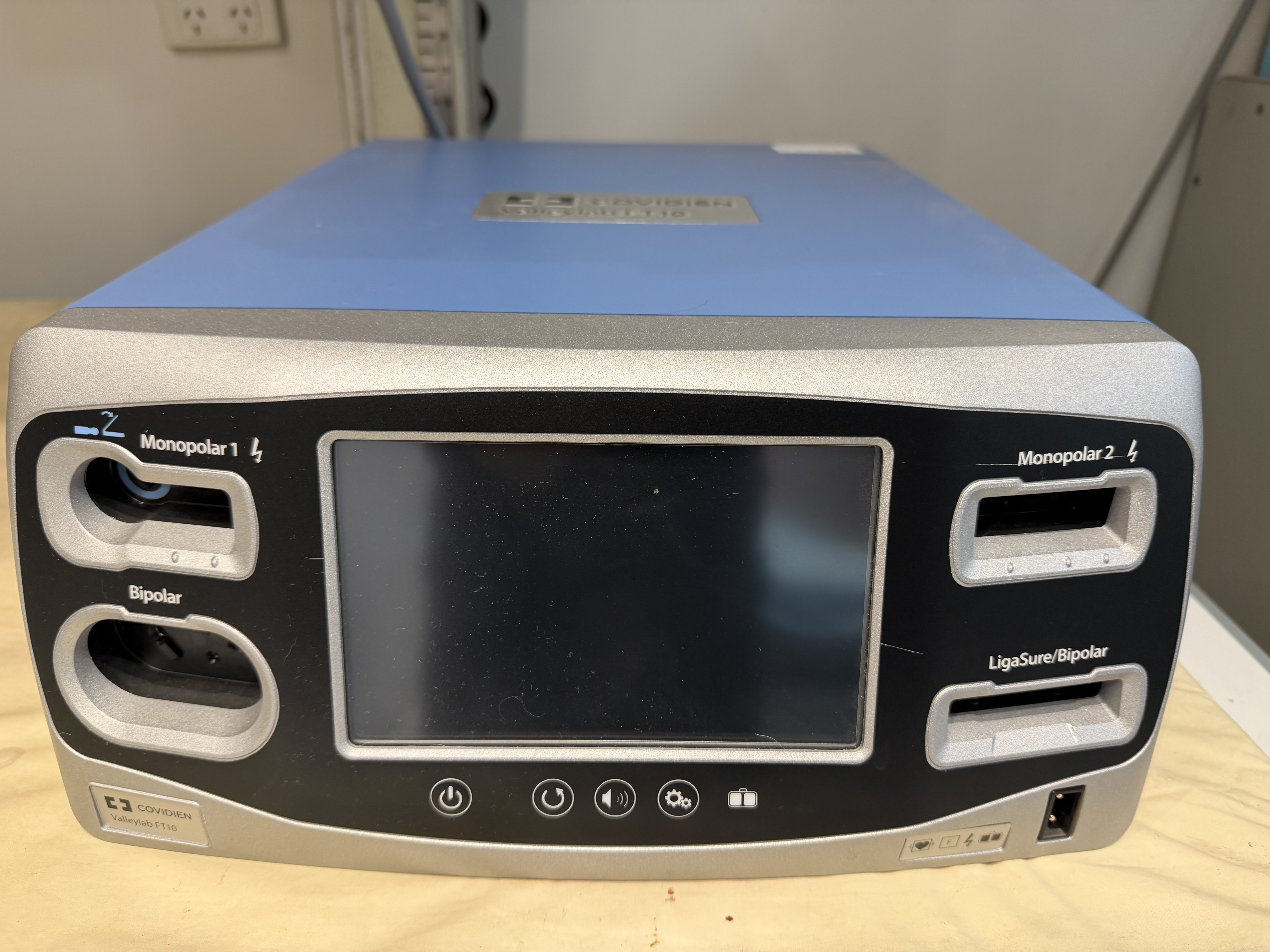 Covidien Valleylab FT10 electrosurgical system used at PETCAREVET-X for cutting, coagulation and surgical haemostasis.