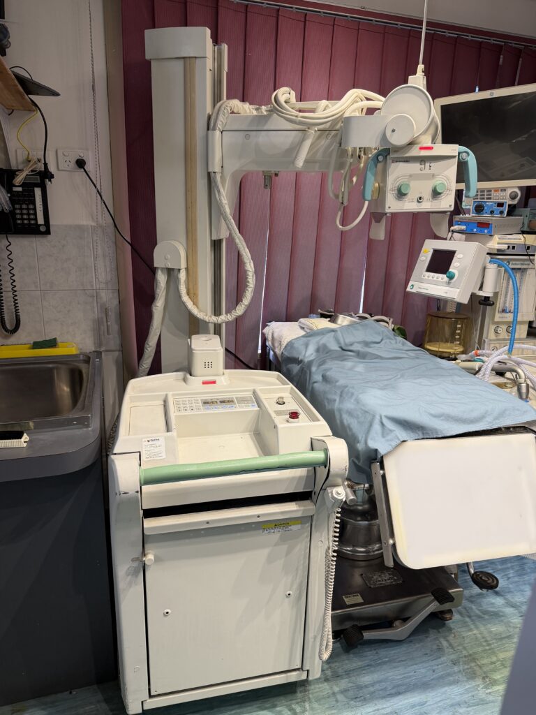 Shimadzu MobileArt Plus mobile X-ray system used at PETCAREVET-X for diagnostic radiography.