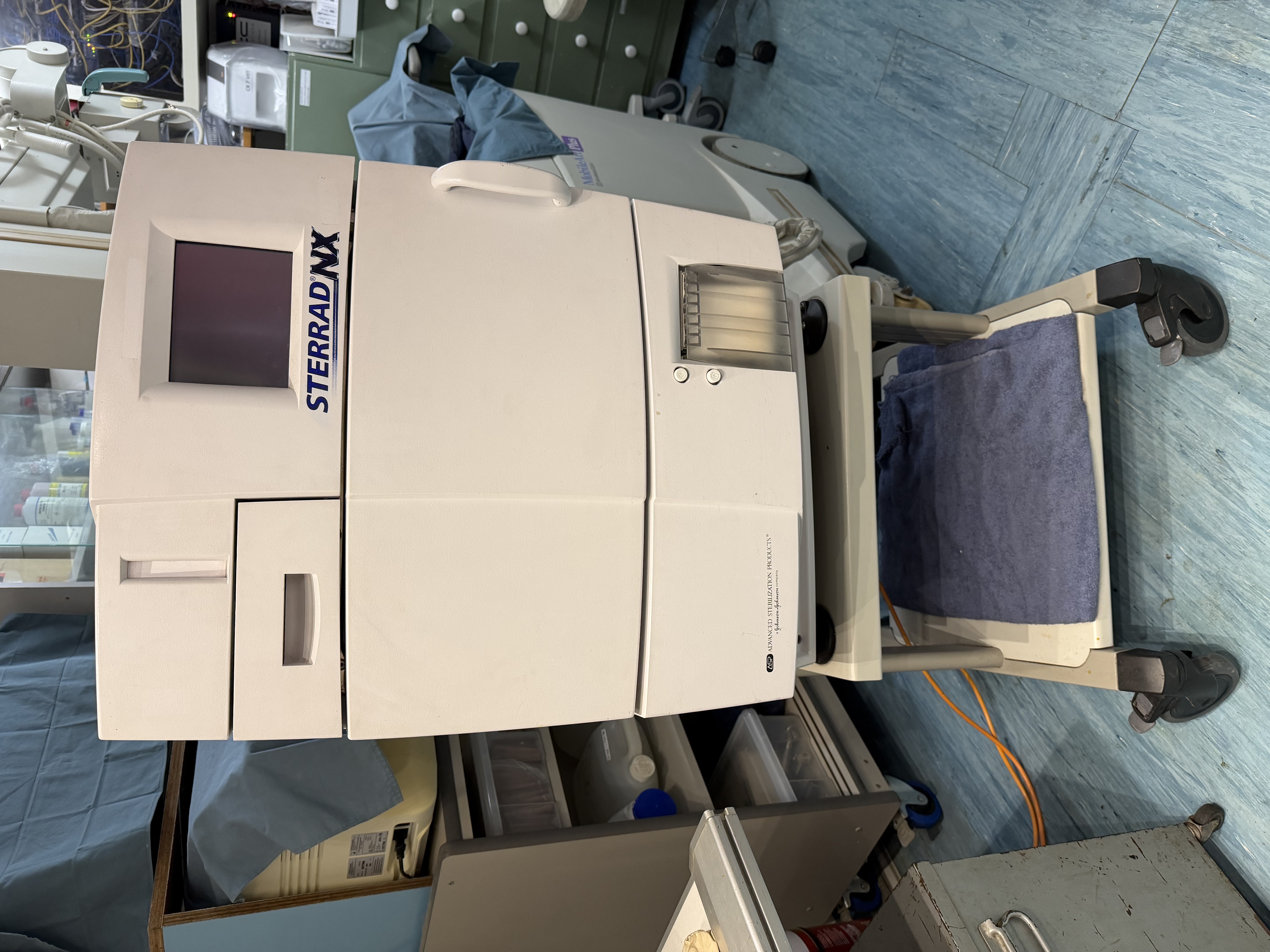 STERRAD NX low-temperature sterilisation system used at PETCAREVET-X for processing appropriate heat- and moisture-sensitive instruments.